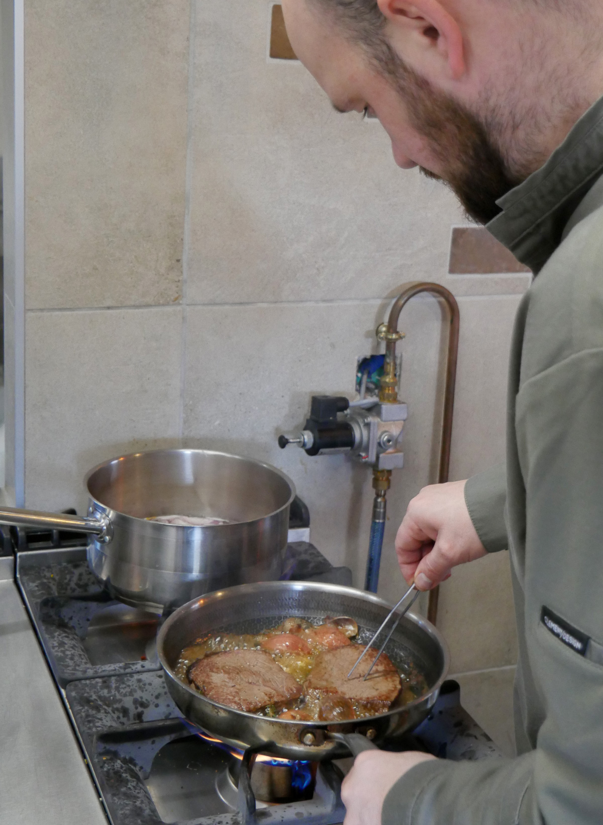 Préparation de la cuisson d'une pièce de boeuf de chez Despierres Roanne