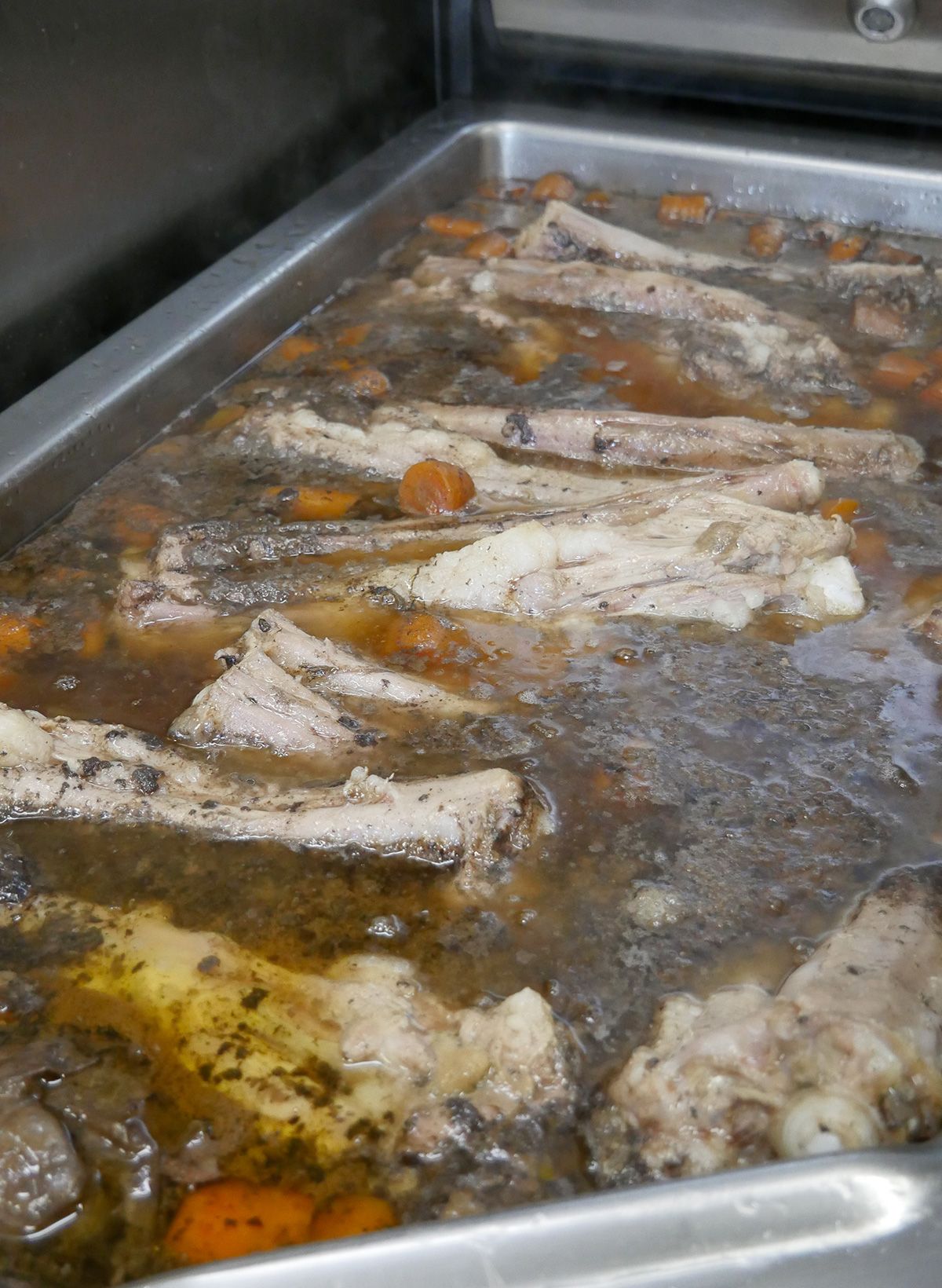 Viande de porc en sauce servi chaud à emporter
