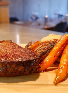 Viande de boeuf avec carotte et écrasé de pomme de terre