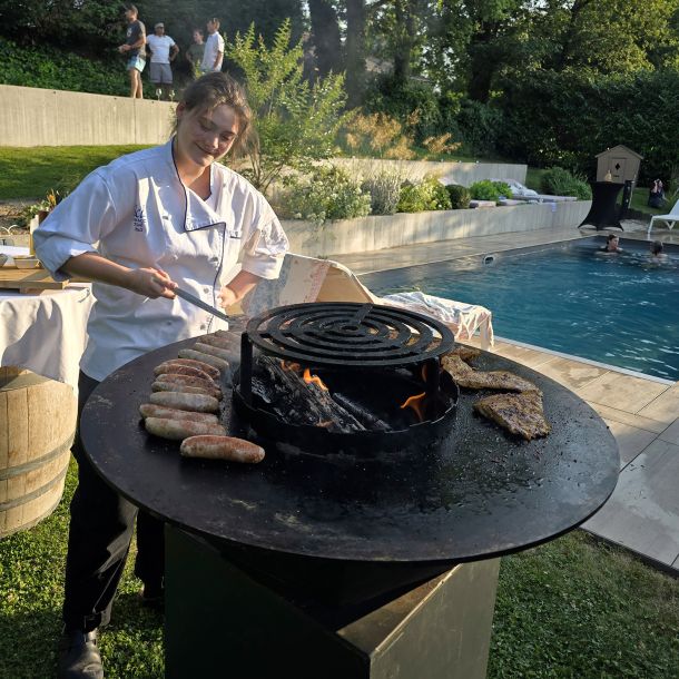Braséro avec cuisson de saucisses et pièces de viande
