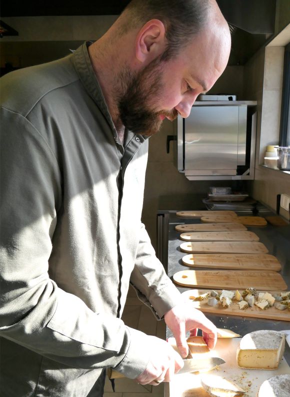 Maxime Chaffengeon préparant un plateau de fromage