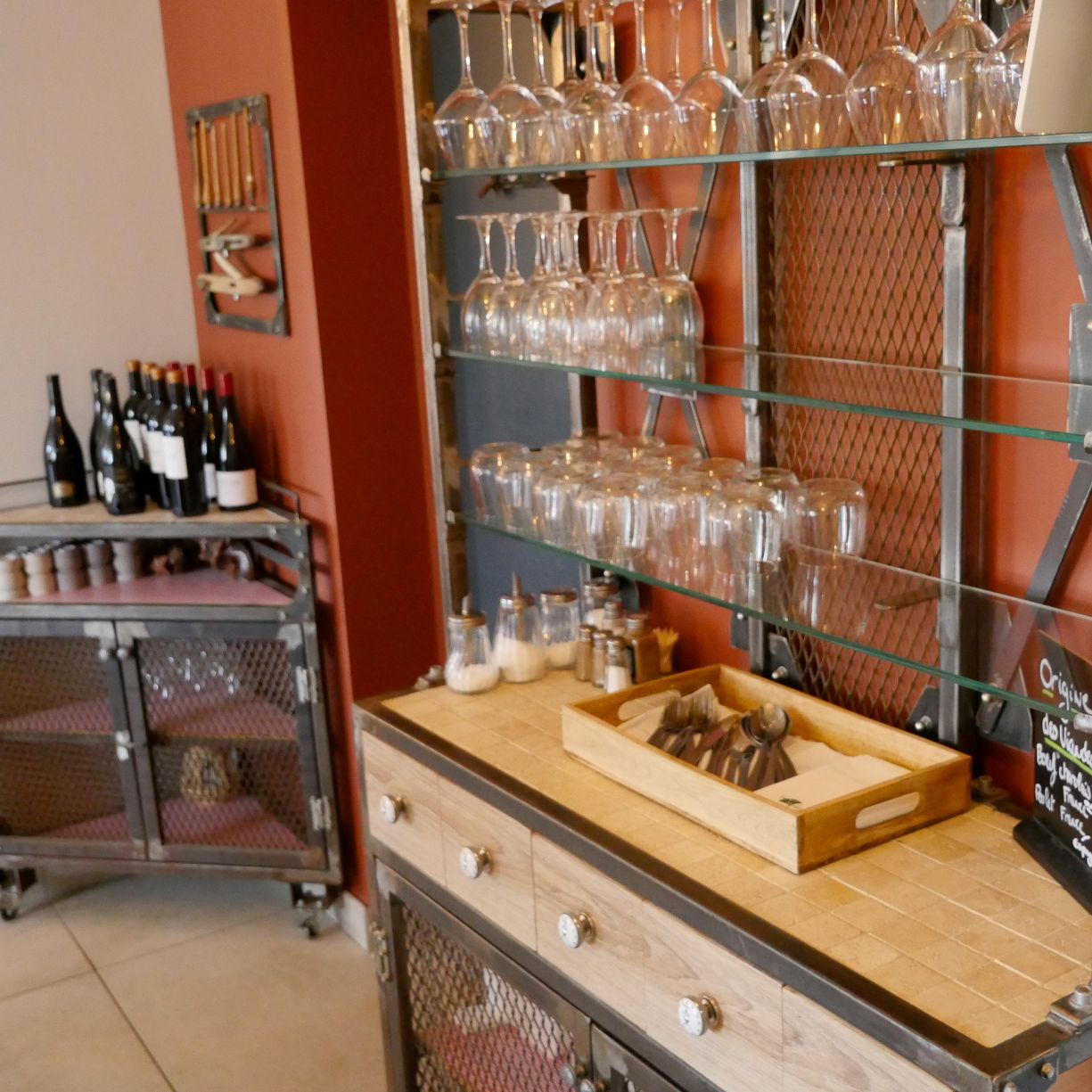 Vaisselier dans la salle N°2 du restaurant Le Ginkgo