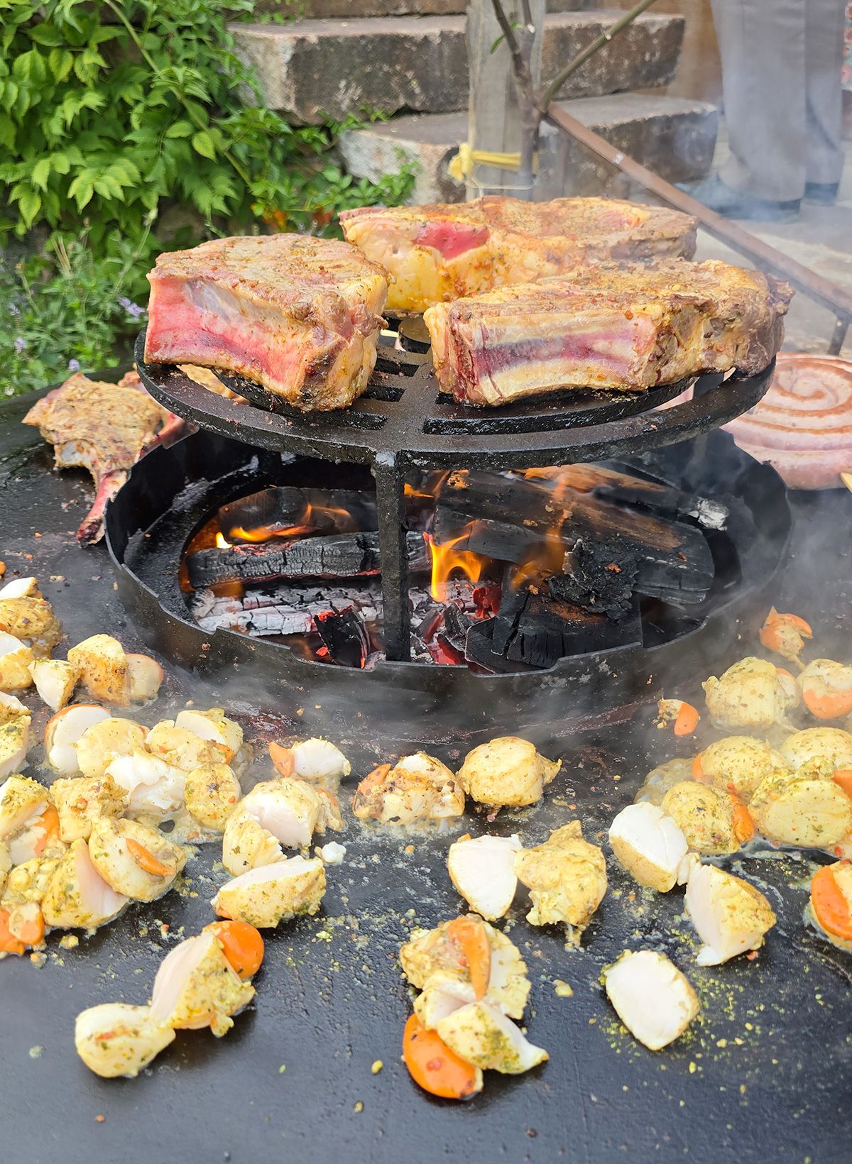 Noix de Saint-Jacques et côtes de boeuf au braséro par le Ginkgo