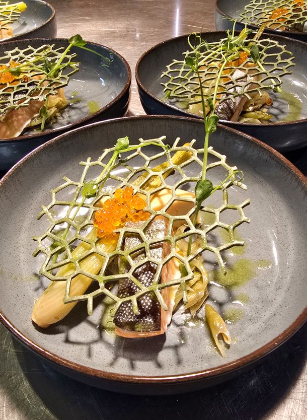 Plat filet de perche servi à l'assiette avec oeufs de truites