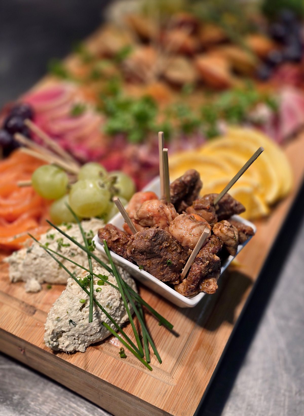 Ensemble de viandes et crustacés en cocktail à emporter