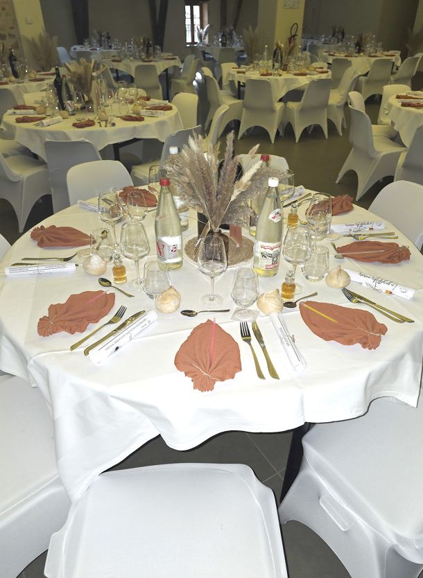 Préparation de la salle de banquet pour le mariage
