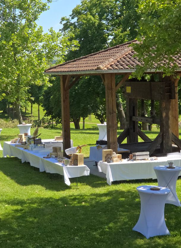 Préparation des tables pour un mariage autour du pressoir