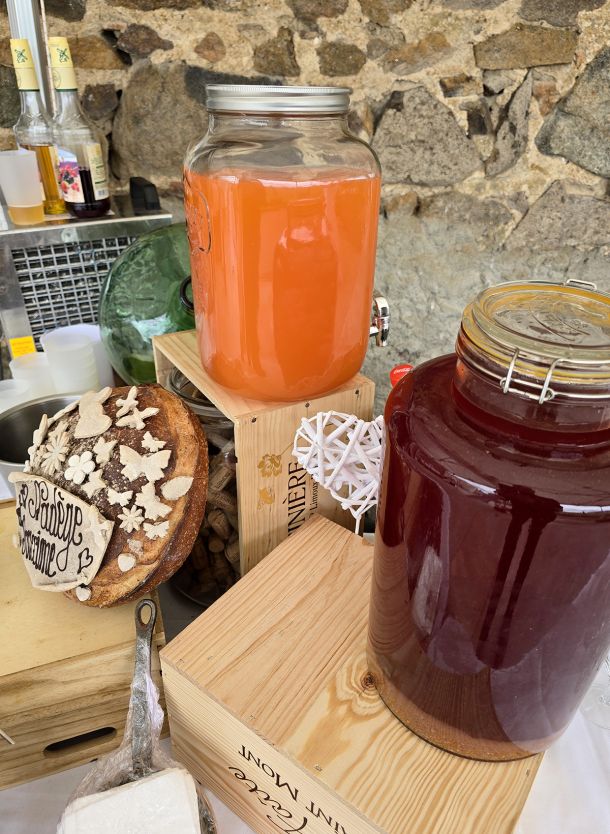 Jus de fruits et pains spéciaux pour le mariage de Nadège et Maxime