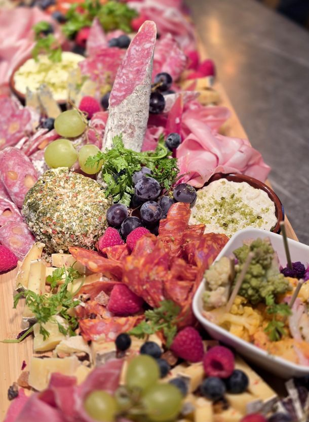 Plat de charcuterie avec fromage à emporter