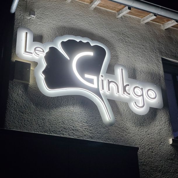 Enseigne Ginkgo illuminée la nuit